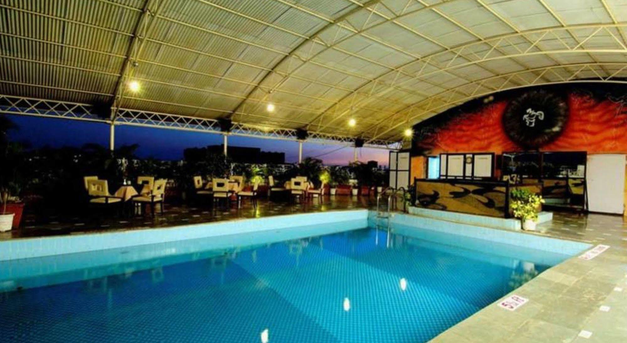 Ramee Guestline Hotel Juhu Mumbai Exterior foto